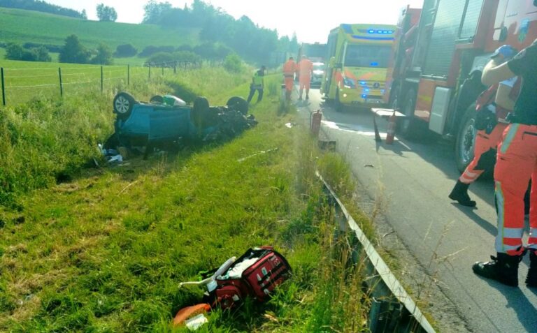 Pri Krtini voznico po trku z drugim vozilom odbilo v jarek