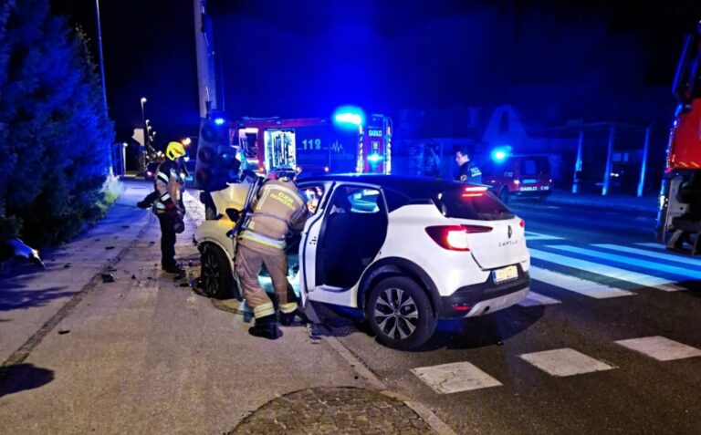 V Dobu voznica trčila v semafor