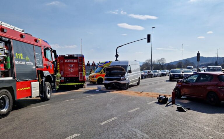 Trk dveh vozil na trzinski obvoznici