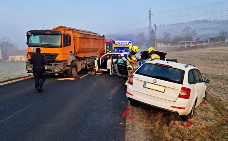 Pri Krašcah trčila tri osebna in tovorno vozilo