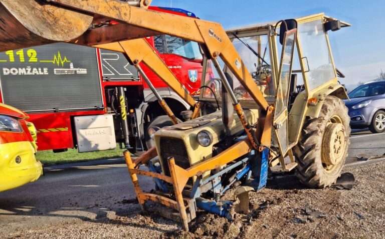 Pri Dragomlju trčila osebno vozilo in delovni stroj