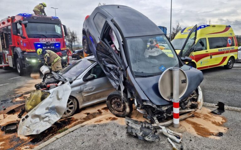 Trk dveh osebnih na trzinski obvoznici
