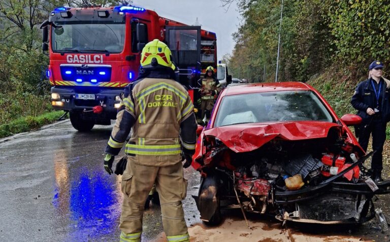 Na Podrečju čelno trčili osebni vozili