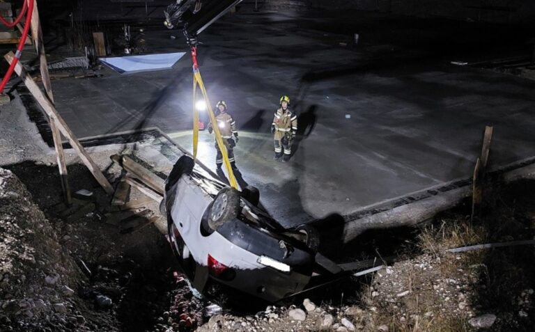 Z osebnim vozilom v gradbeno jamo