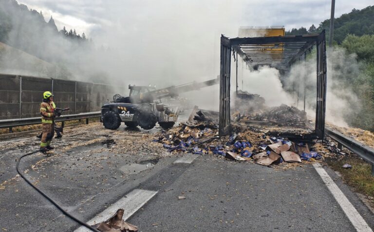 Požar prikolice na AC pri Trojanah