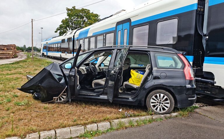 V Zg. Jaršah potniški vlak trčil v osebno vozilo