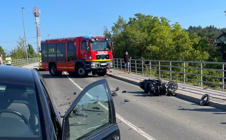 Na nadvozu v Prelogu trčila osebno vozilo in motorist