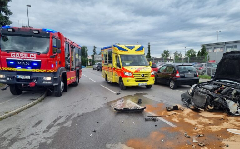 V IC Zgornje Jarše trčili osebni vozili