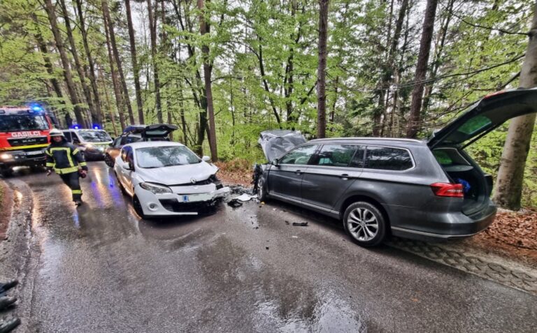 Pri Zlatem Polju čelno trčili osebni vozili