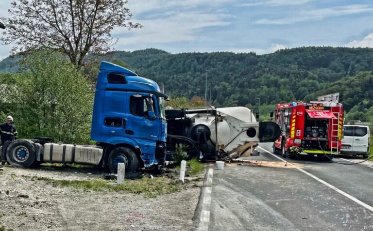 Pri Krašnji trk kombija in tovornega vozila s cisterno
