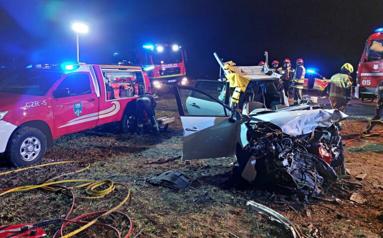 Na cesti Domžale-Mengeš čelno trčili dve osebni vozili