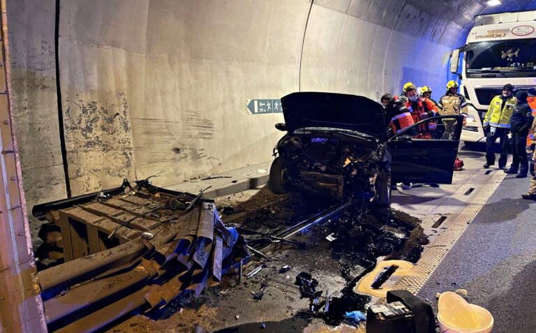 V predoru Jasovnik z avtom trčil v odstavno nišo