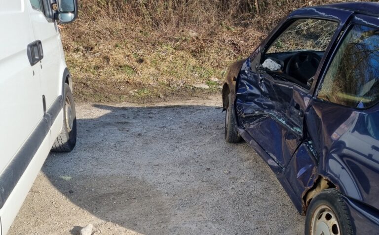 V križišču s kombijem trčil v bok osebnega vozila