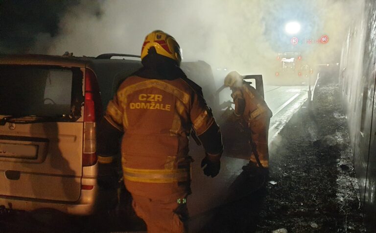 Na štajerski avtocesti gorelo kombinirano vozilo