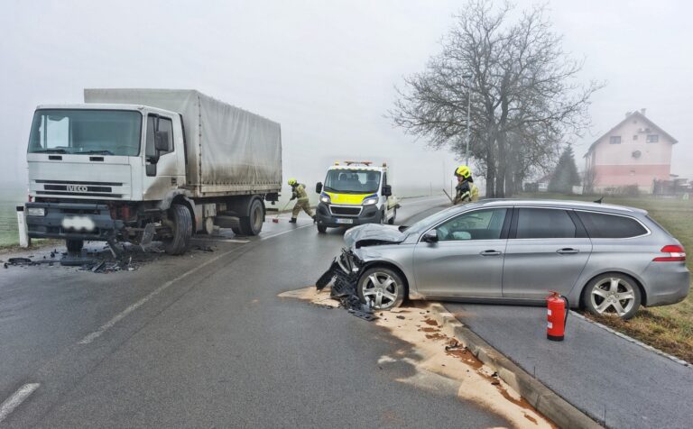 V Turnšah trčila osebno in tovorno vozilo