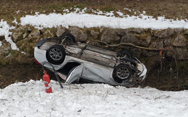 Z avtom pristal na strehi v potoku