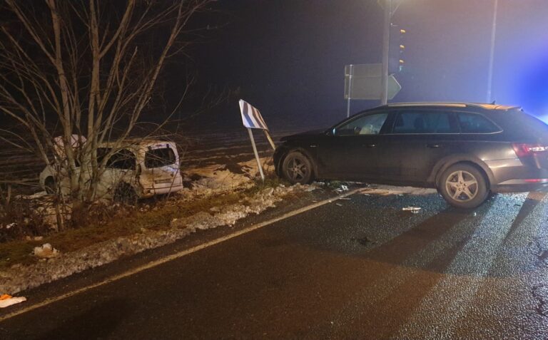 V križišču na Želodniku trčili osebni vozili