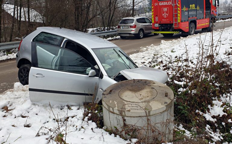 Voznica zapeljala s cestišča