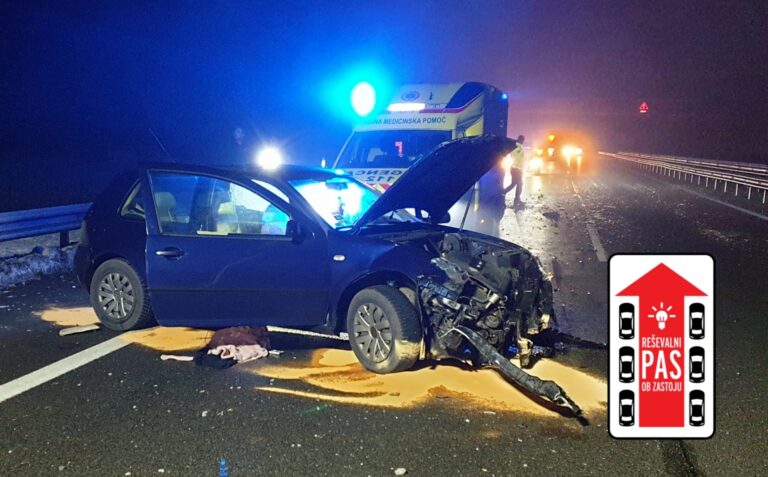 Na AC trčila osebno vozilo in avtobus