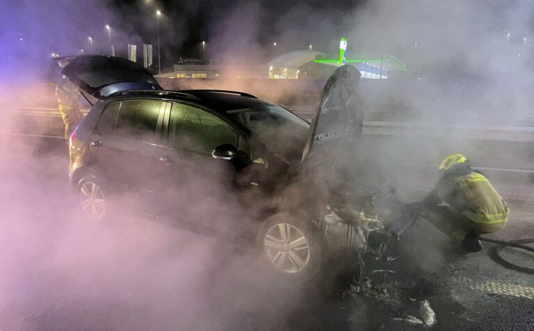 Na AC izvozu Lukovica zagorelo osebno vozilo