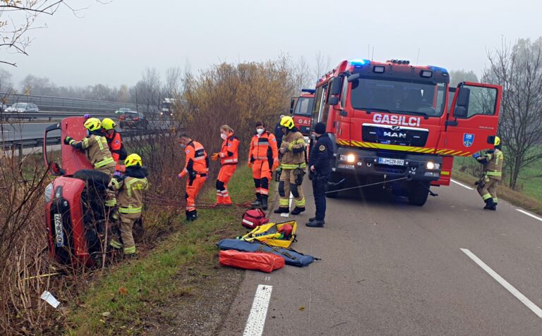 V Študi voznica zapeljala s ceste