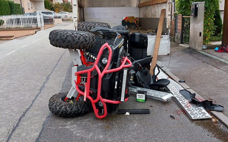 Med natovarjanjem na kamion se je prevrnil štirikolesnik