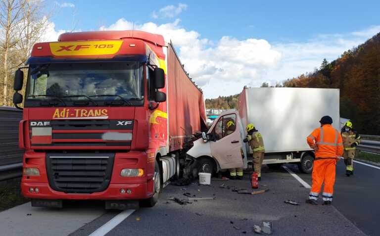 Kombinirano vozilo trčilo v stoječe tovorno vozilo