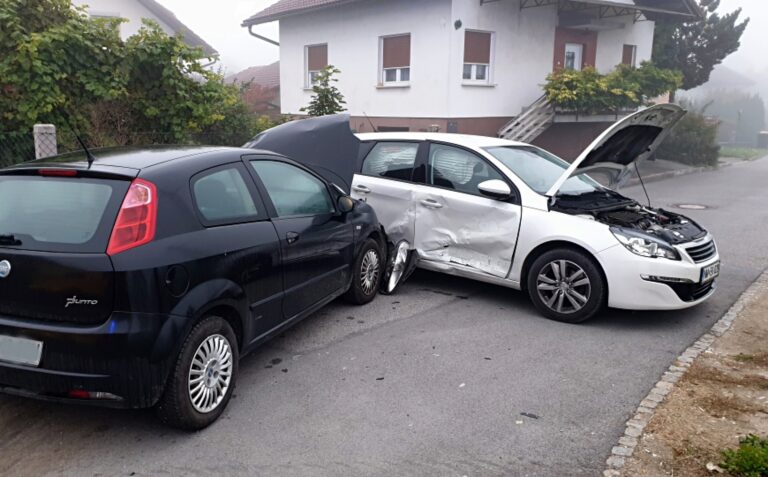 Na Količevem trčili osebni vozili