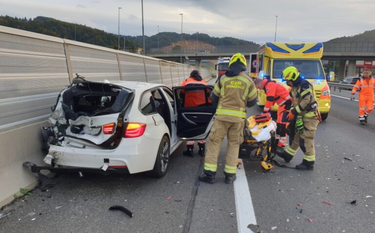 Pri Lukovici trčila tri osebna in kombinirano vozilo