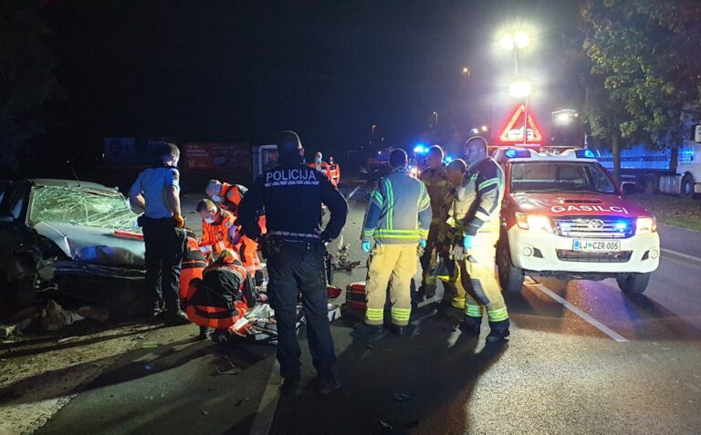 Čelno trčenje dveh osebnih vozil na Količevem