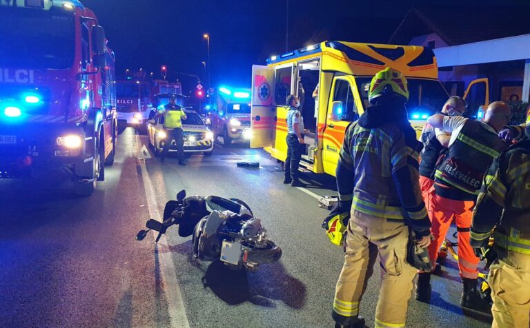 Na Kamniški cesti trčila kombi in mopedist