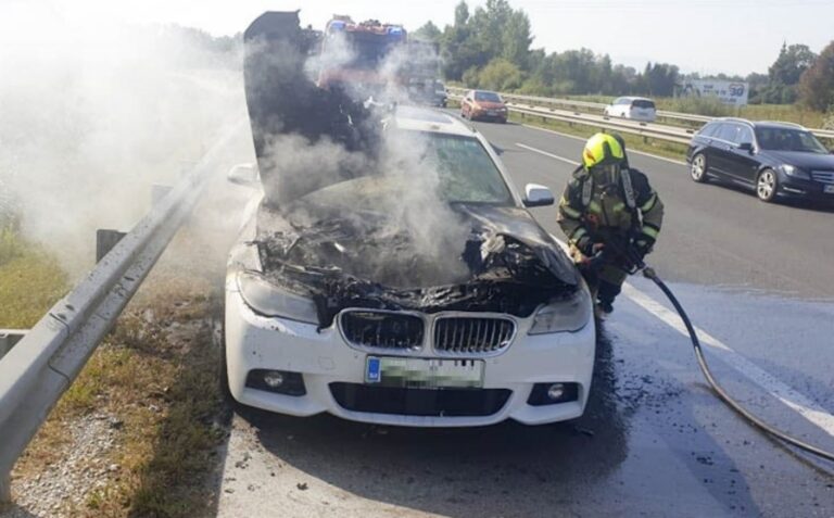 Med Šentjakobom in Domžalami zagorelo osebno vozilo