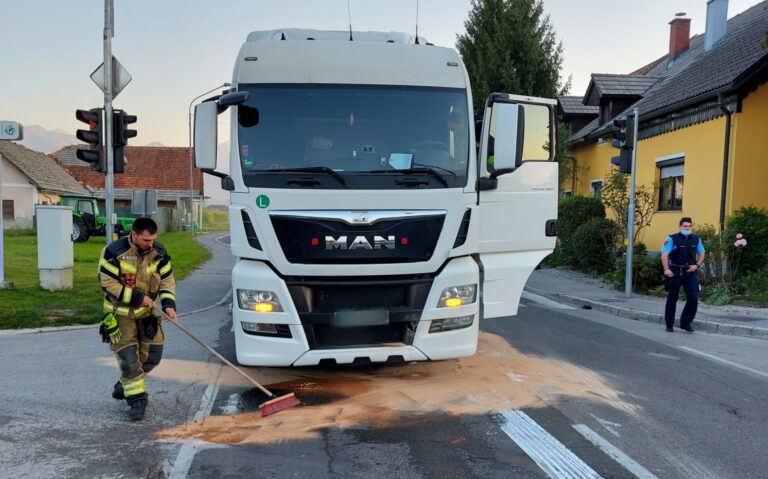 Na Homcu trčila tovorno in osebno vozilo