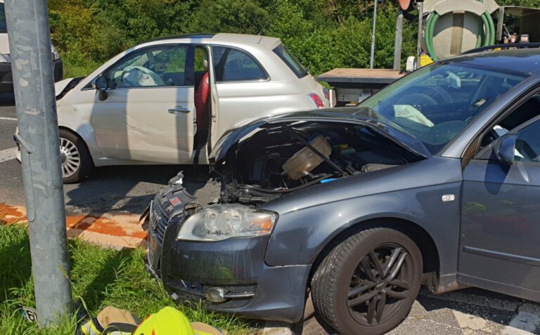 Pri avtocestnem priključku v Domžalah trčili osebni vozili