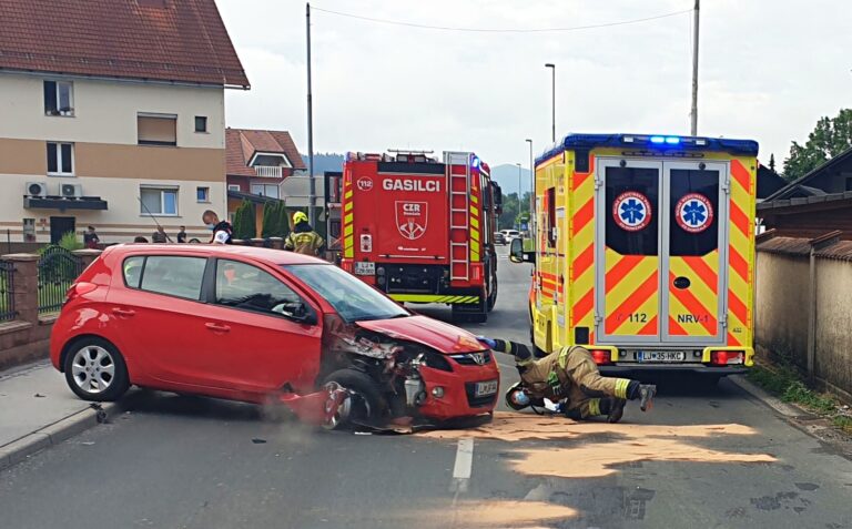 V Ihanu voznik z osebnim vozilom trčil v betonsko ograjo