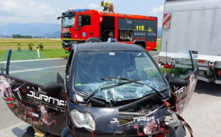 V Depali vasi trčila osebno in kombinirano vozilo