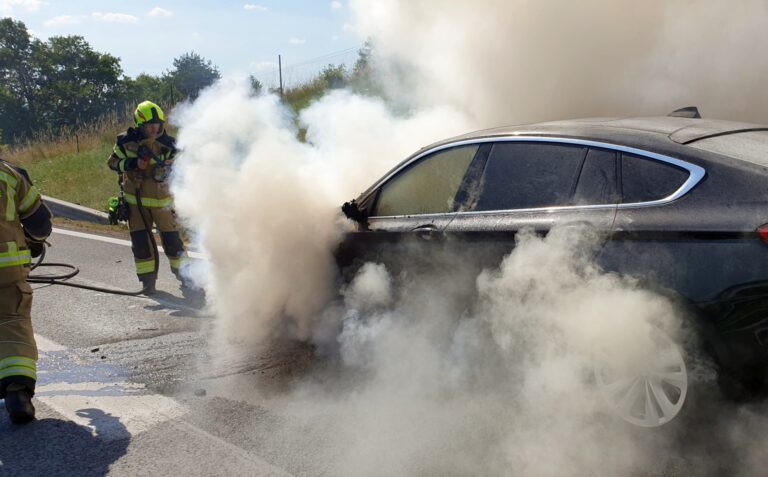 Pri izvozu za Krtino zagorelo osebno vozilo