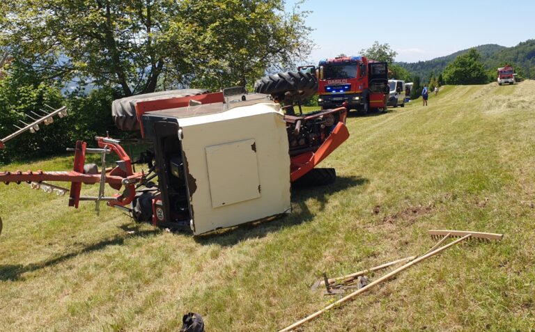 V Pečah se je prevrnil traktor