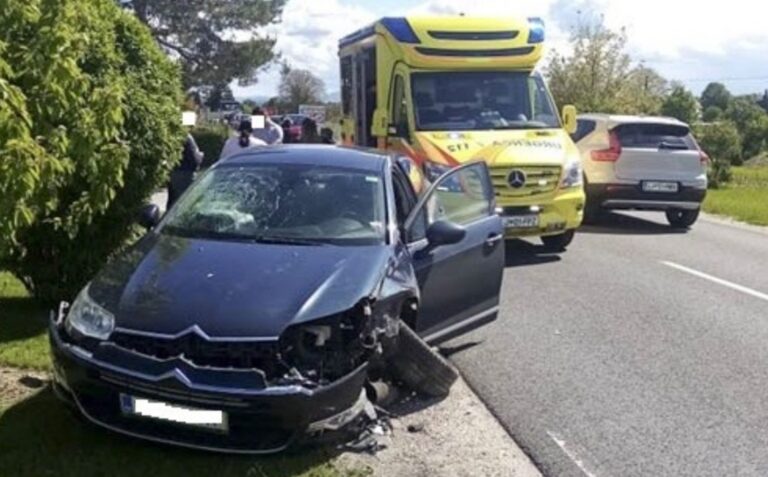 Na Kamniški cesti v Srednjih Jaršah trčili osebni vozili