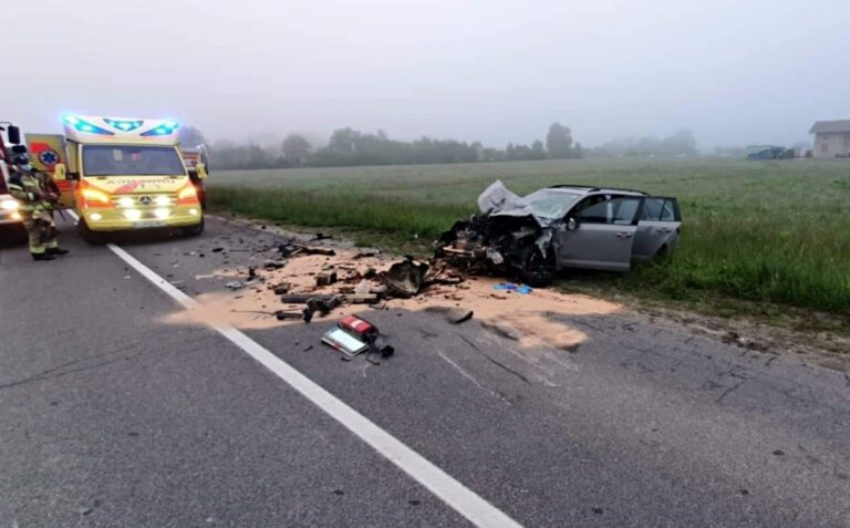 Pri Krtini osebno vozilo trčilo v tovorno