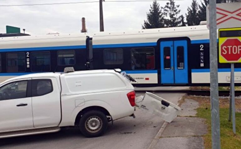 V Zgornjih Jaršah vlak trčil v osebno terensko vozilo