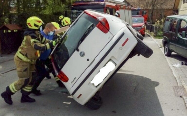 Trčil v parkirano vozilo in se prevrnil na bok