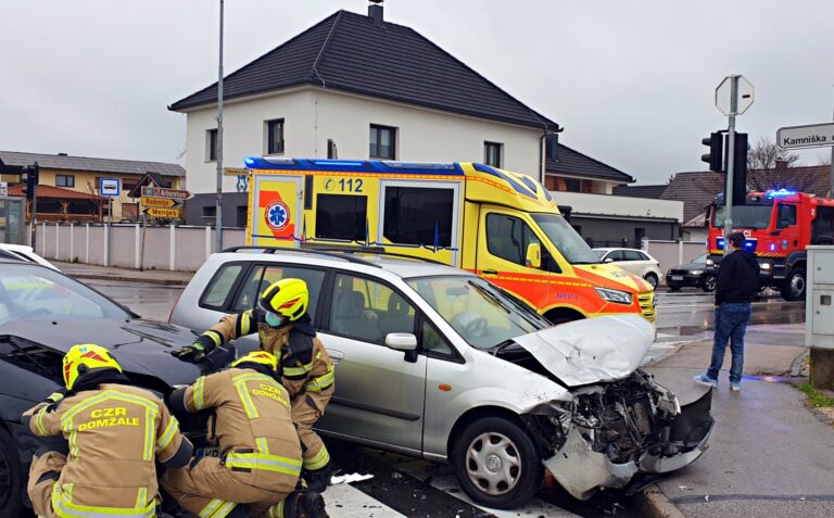 V Preserjah čelno trčili osebni vozili