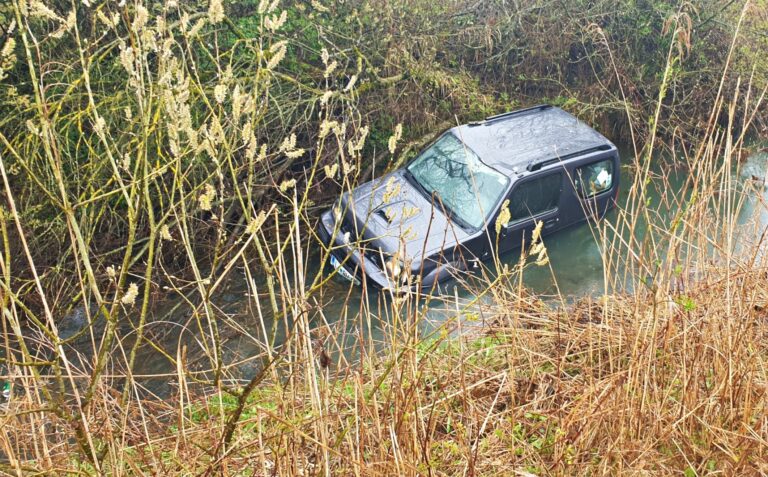 Z avtom zapeljal v potok Račo