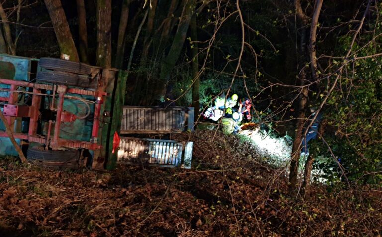 Prevrnjen traktor pod Limbarsko goro