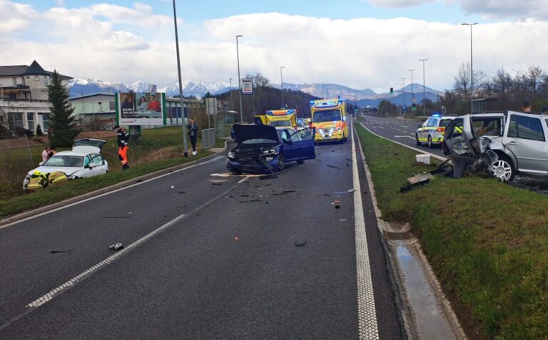 Trčenje treh osebnih vozil na trzinski obvoznici