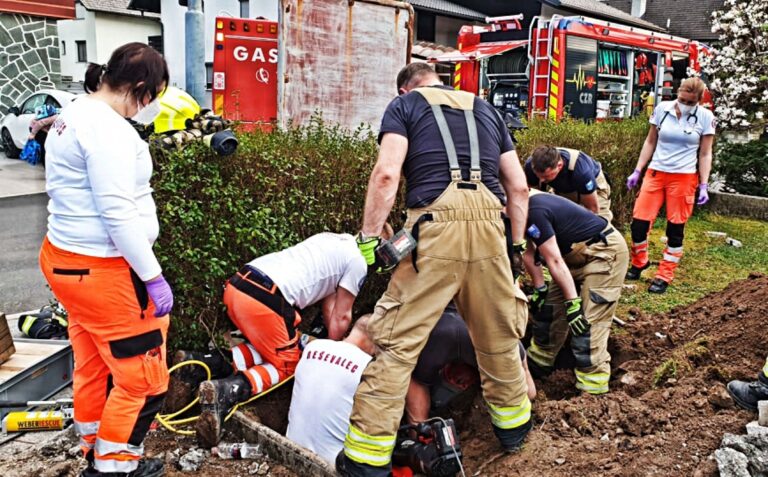 Triletnega otroka nepoškodovanega rešili iz cevi