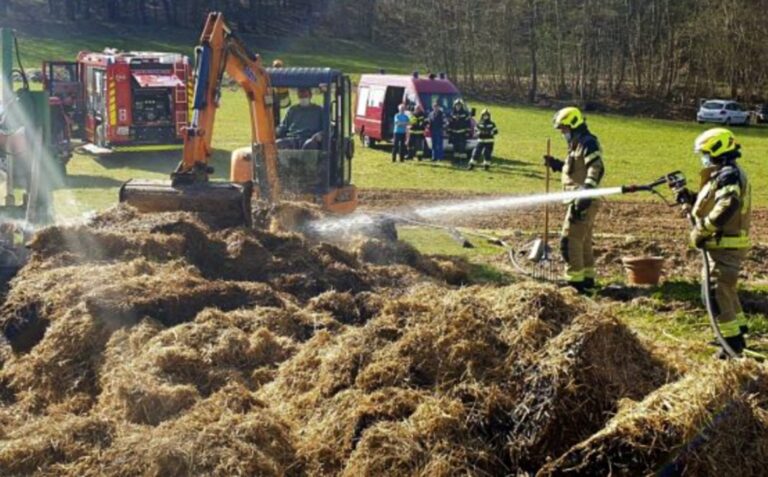 V naselju Žeje zagorele bale sena