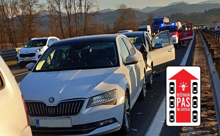 Nalet treh osebnih vozil na AC pri Krtini