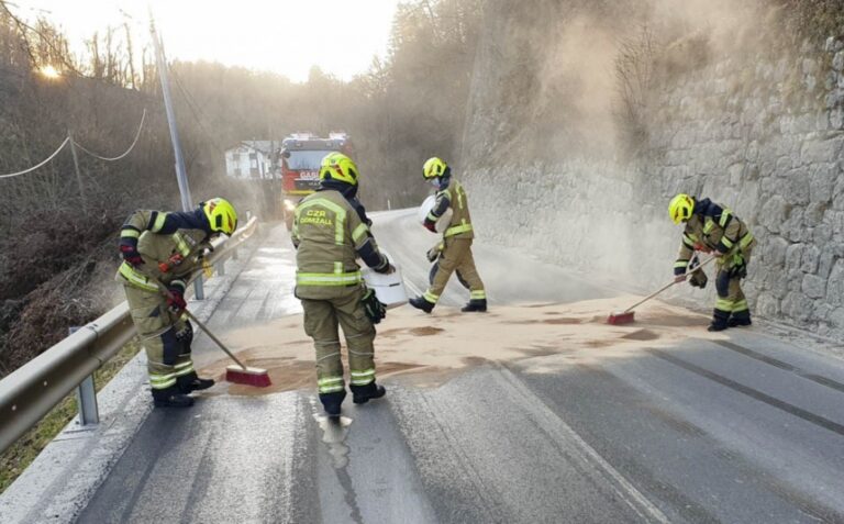 V naselju Ples pri Moravčah voznici iz avta izteklo motorno olje
